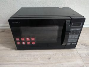 Sharp R642BKW Mikrowelle von vorne