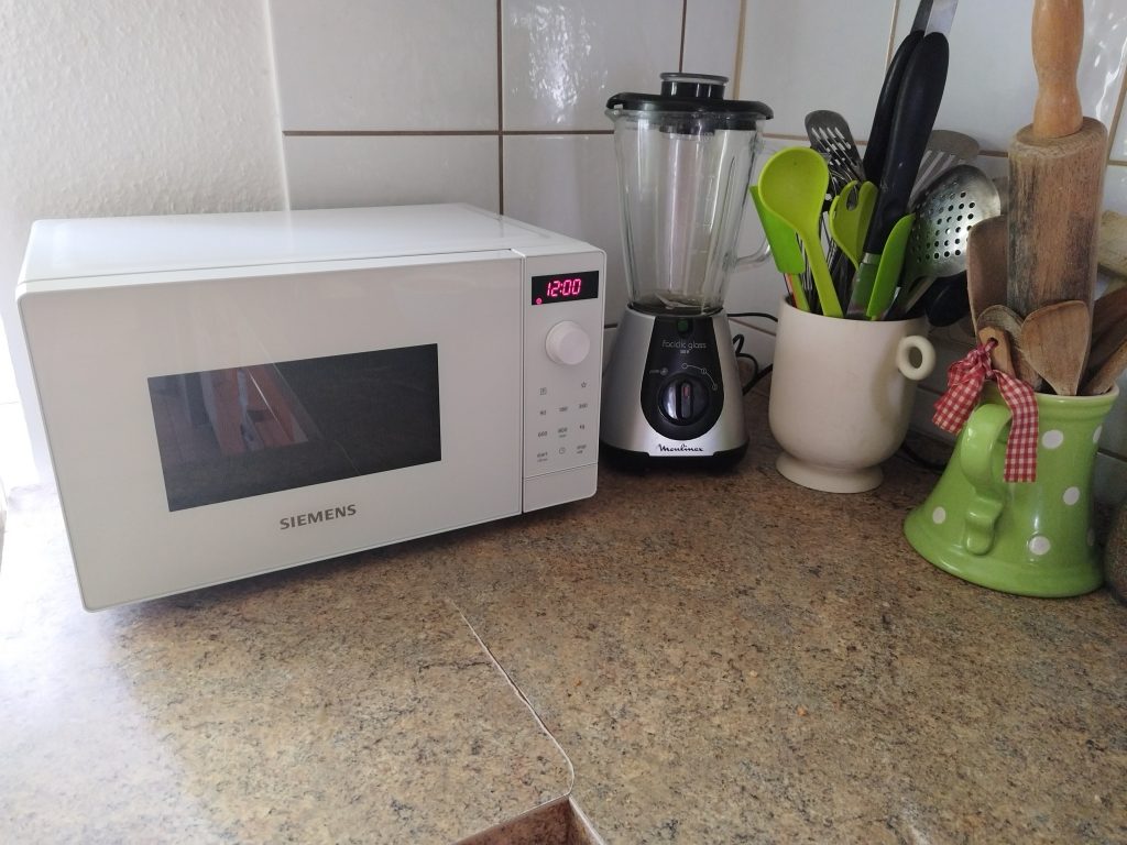 Siemens-FF023LMW0-iQ300-Mikrowelle-in-der-Kueche