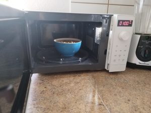 Siemens-FF023LMW0-iQ300-Mikrowelle-in-der-Kueche-mit-geoeffneter-Tuer
