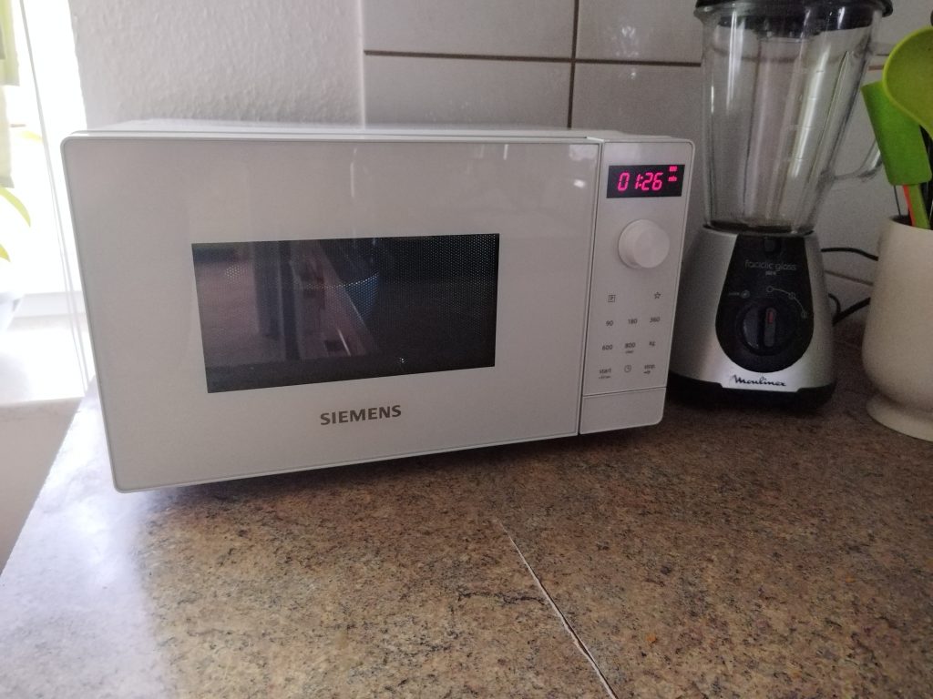 Siemens-FF023LMW0-iQ300-Mikrowelle-in-der-Kueche-v2
