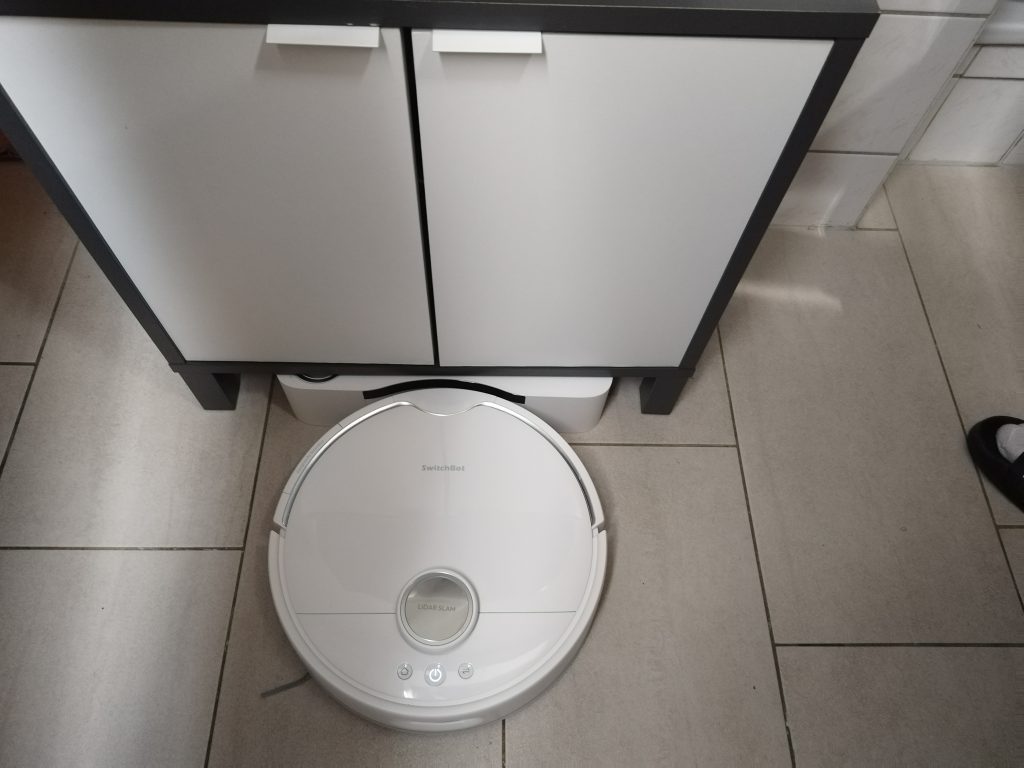 SwitchBot-S10-Saug-Wisch-Roboter-an-der-Wasserstation-im-Bad
