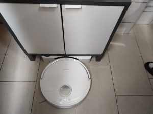 SwitchBot-S10-Saug-Wisch-Roboter-an-der-Wasserstation-im-Bad