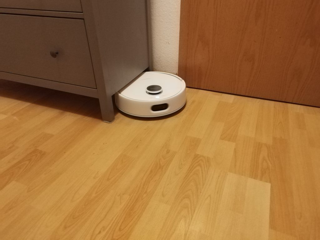 SwitchBot-S10-Saug-Wisch-Roboter-bei-der-Arbeit-im-Flur