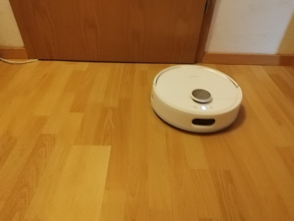 witchBot-S10-Saug-Wisch-Roboter-bei-der-Arbeit-im-Flur-2