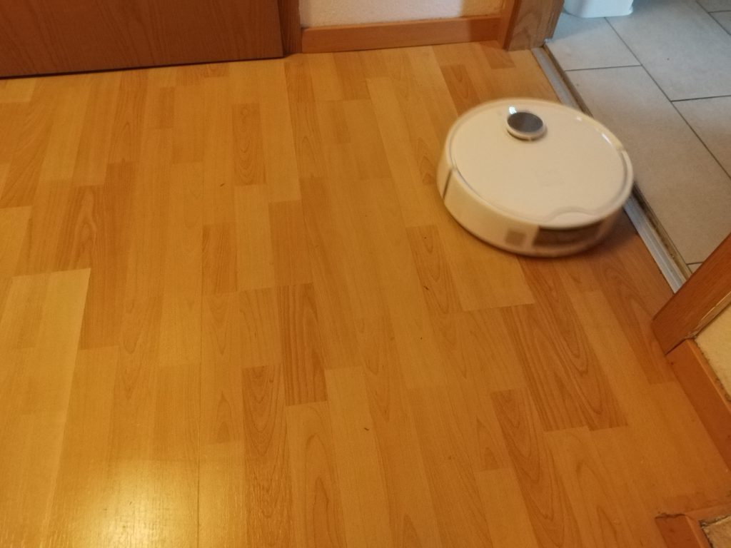 SwitchBot-S10-Saug-Wisch-Roboter-bei-der-Arbeit-in-der-Kueche