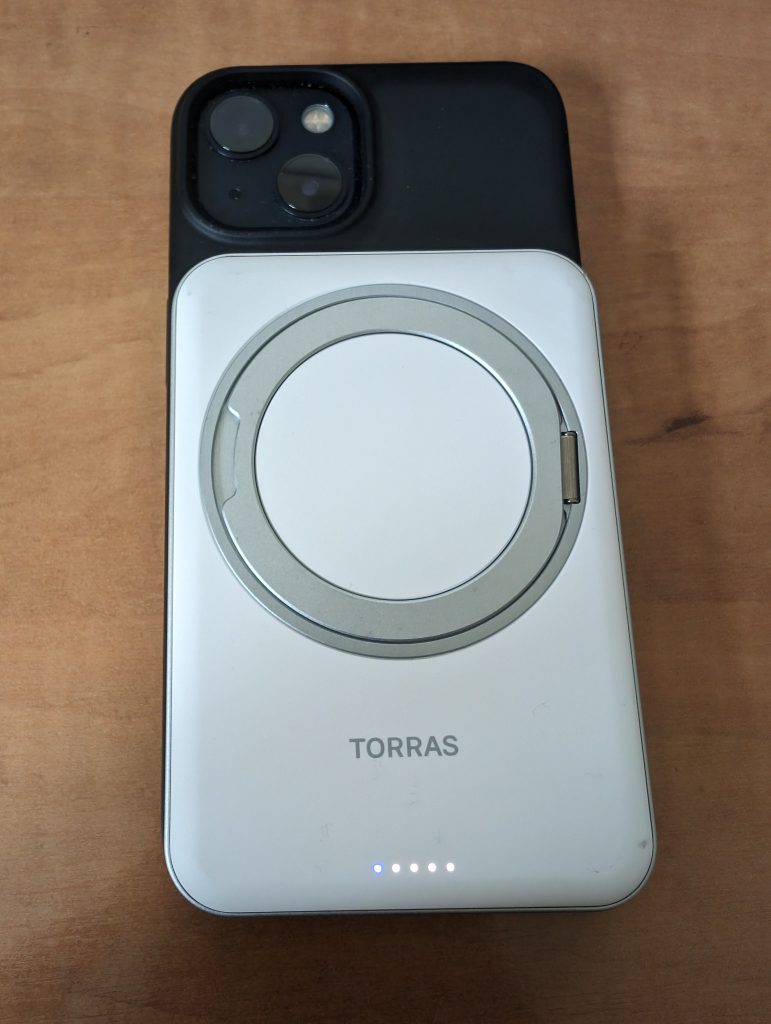 TORRAS PB-P051-01 Powerbank angedockt am iPhone
