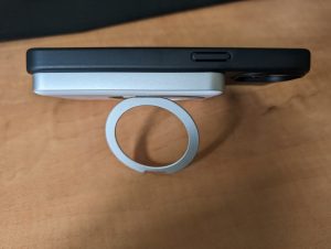 TORRAS PB-P051-01 Powerbank angedockt am iPhone stehend