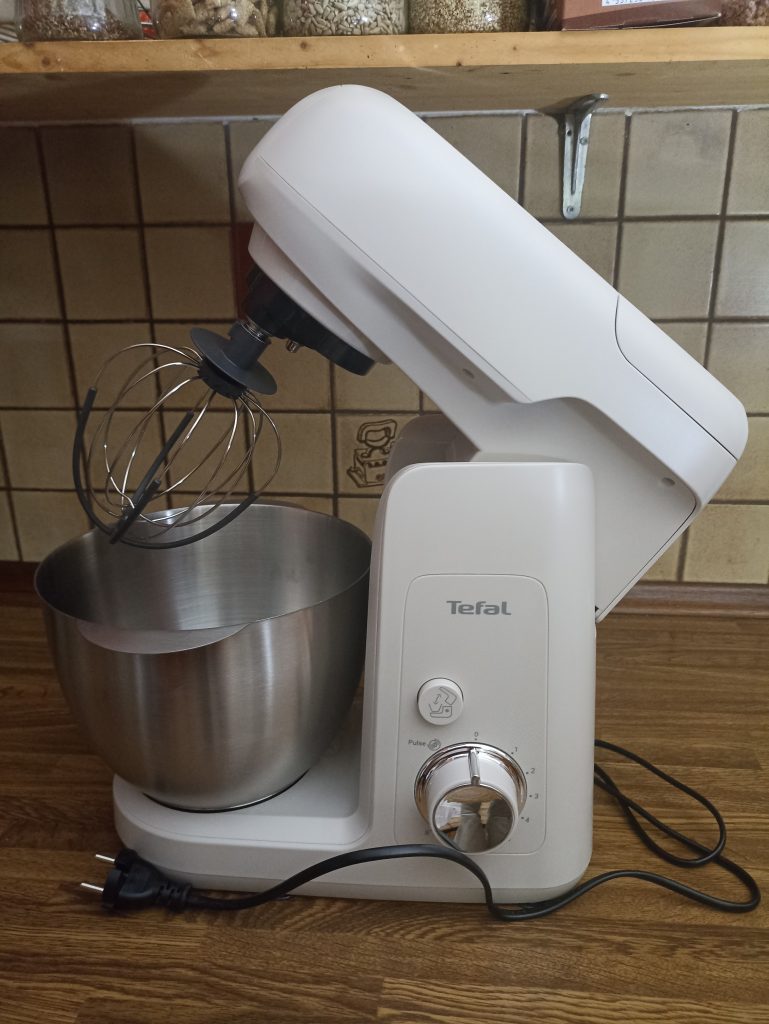 Tefal Bake Partner Küchenmaschine, aufgeklappt mit Schneebesen und Schüssel
