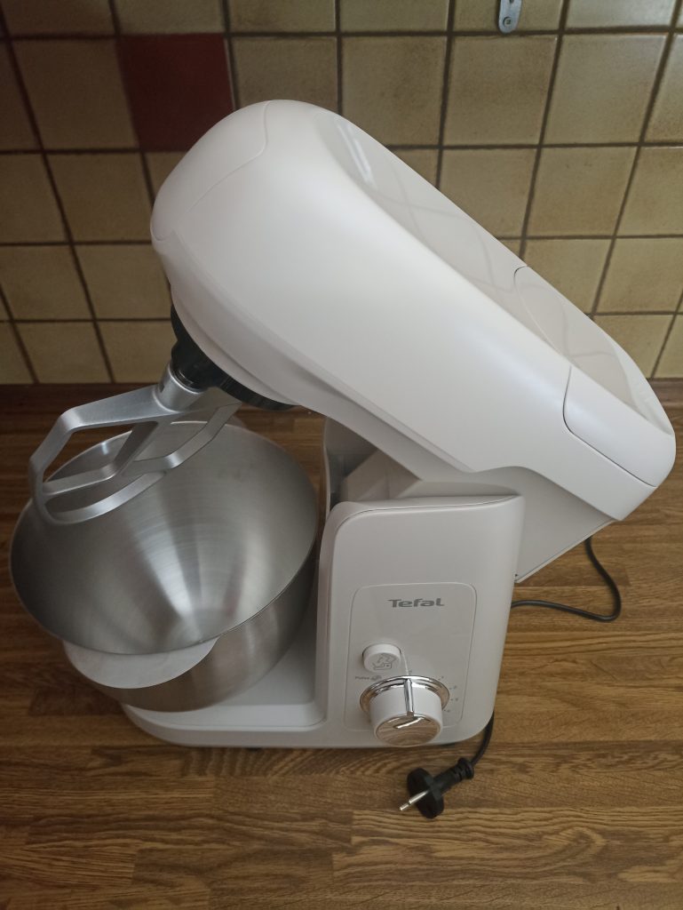 Tefal Bake Partner Küchenmaschine, hochgeklappt mit Flachrührer und Schüssel