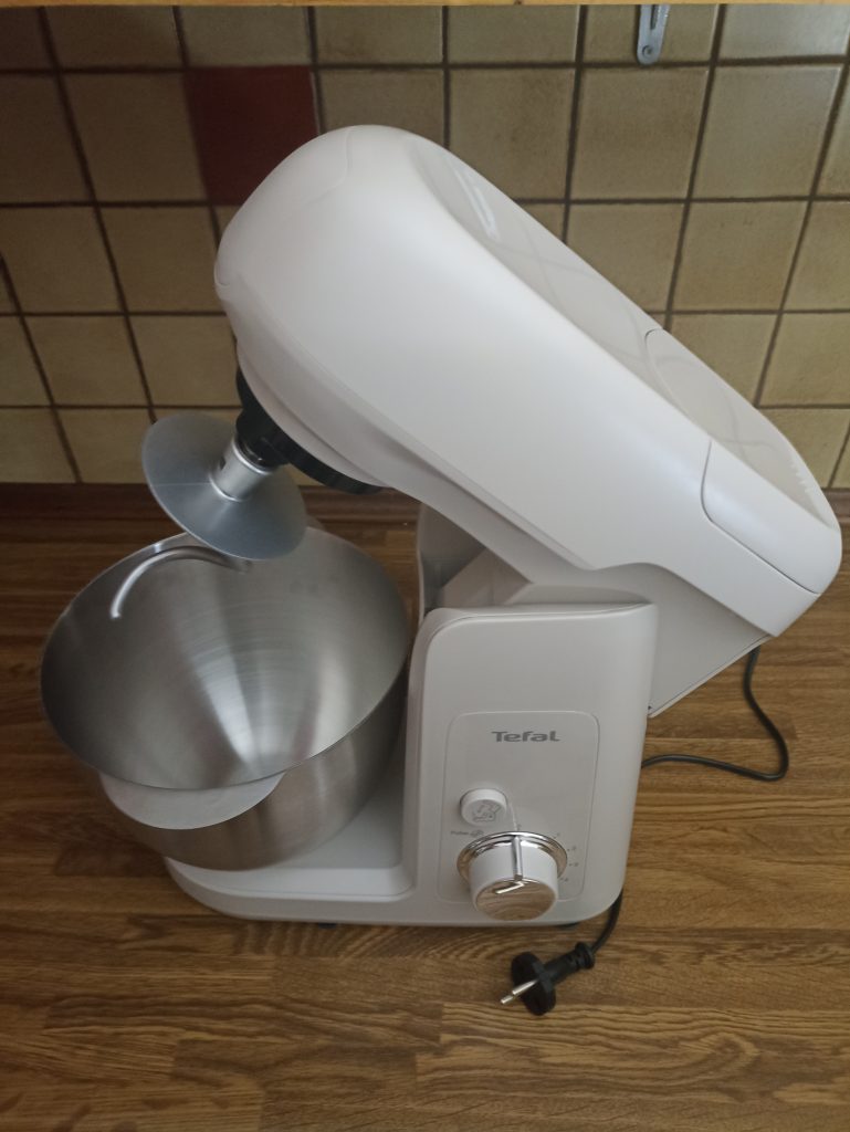 Tefal Bake Partner Küchenmaschine, hochgeklappt mit Knethaken und Schüssel