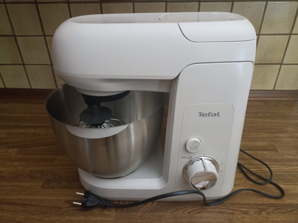 Tefal Bake Partner Küchenmaschine. zugeklappt mit Schneebesen und Schüssel