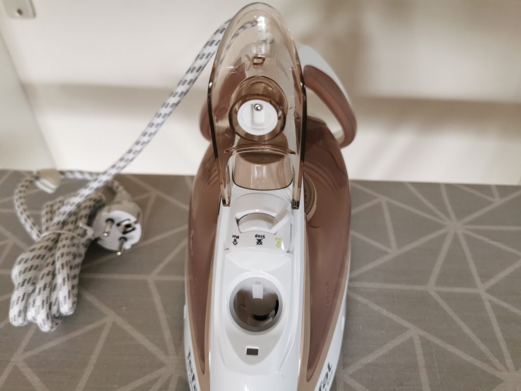 Tefal FV5780 Easygliss Eco Dampfbügeleisen Frontansicht mit geöffneter Klappe
