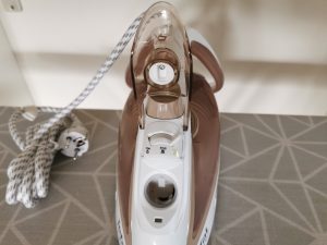 Tefal FV5780 Easygliss Eco Dampfbügeleisen Frontansicht mit geöffneter Klappe