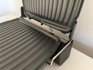 Tefal GC3050 2-in-1-Kontaktgrill Nahaufnahme Deckelscharnier