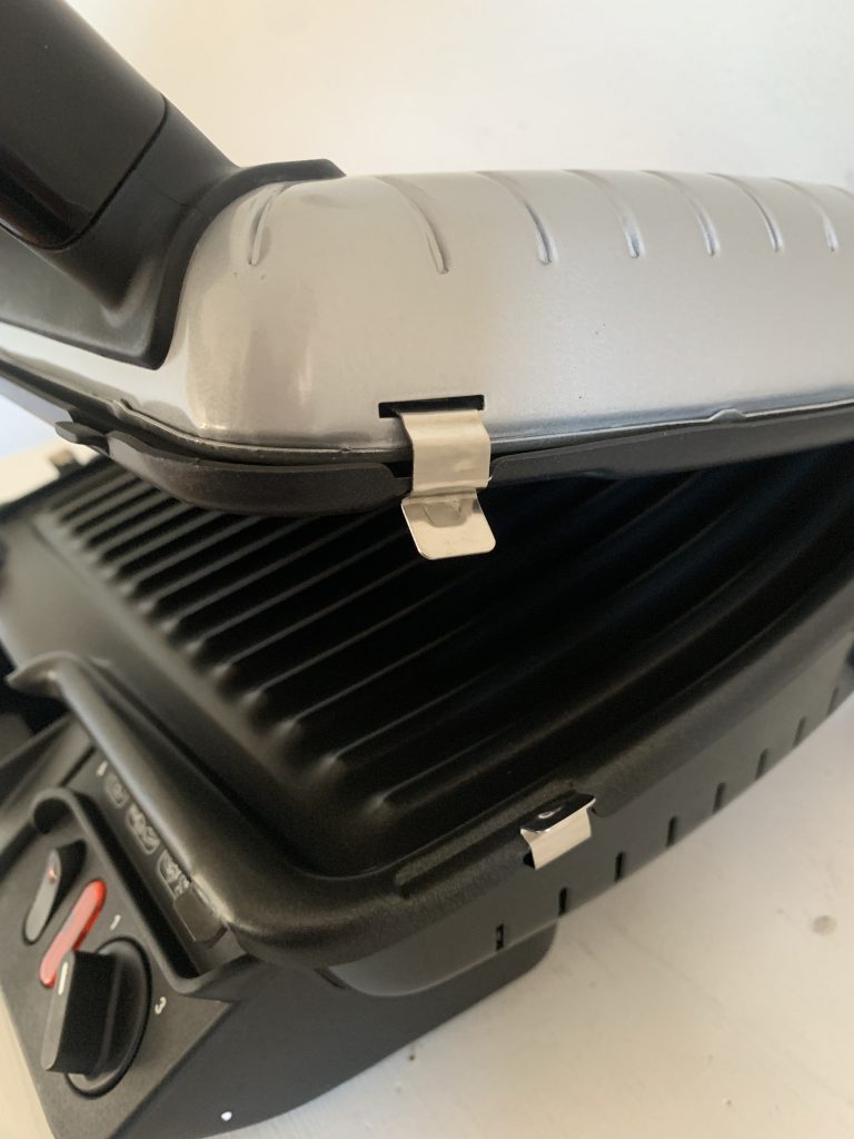 Tefal GC3050 2-in-1-Kontaktgrill Nahaufnahme Entriegelung für die Grillplatten