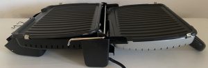 Tefal GC3050 2-in-1-Kontaktgrill als Flächengrill von der Seite
