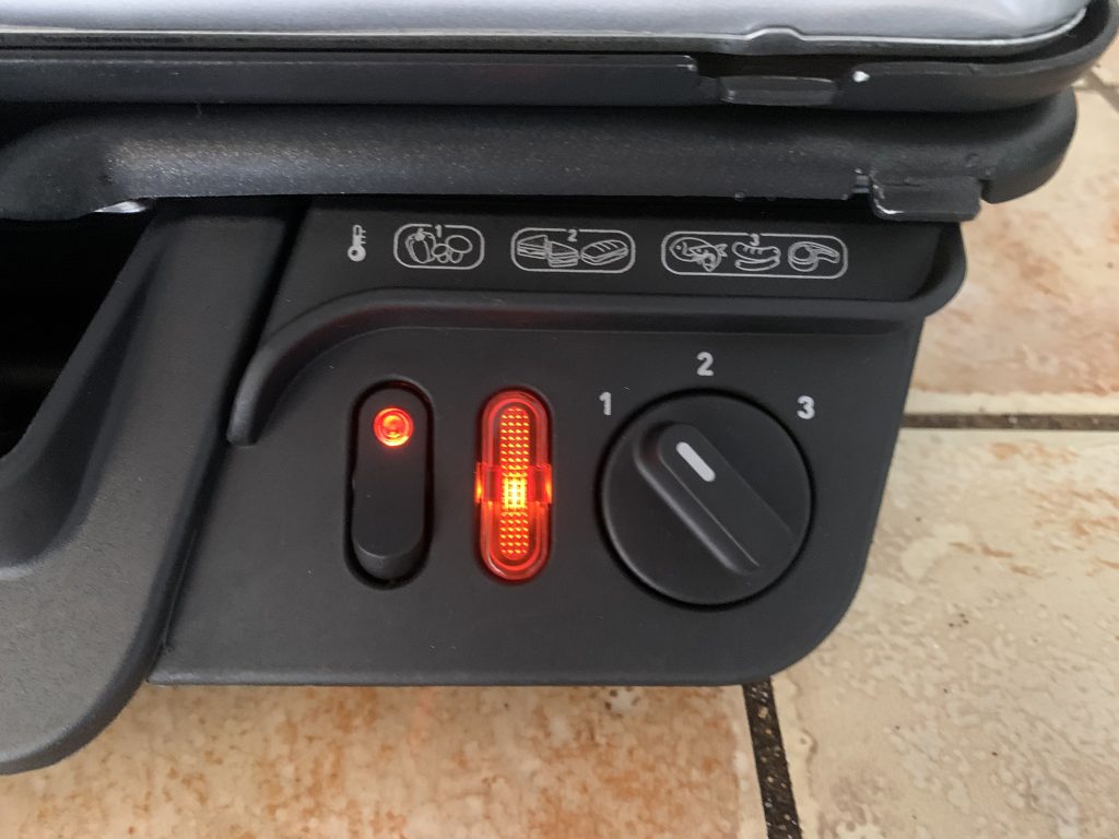 Tefal GC3050 2-in-1-Kontaktgrill beim Aufheizen