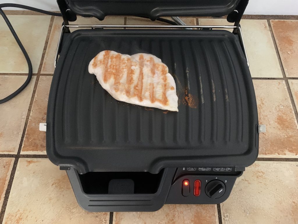 Tefal GC3050 2-in-1-Kontaktgrill beim Aufheizen Hühnerfilet nach 5 Minuten