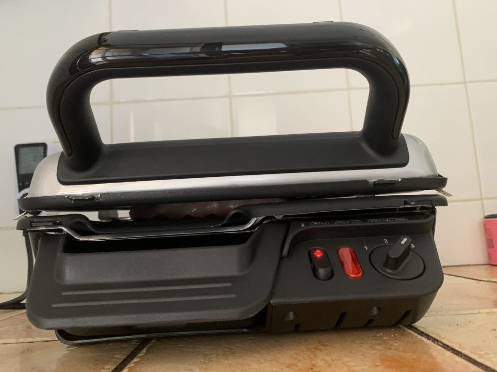 Tefal GC3050 2-in-1-Kontaktgrill beim Aufheizen mit eingelgtem Hühnerfilet und verschlossenem Deckel