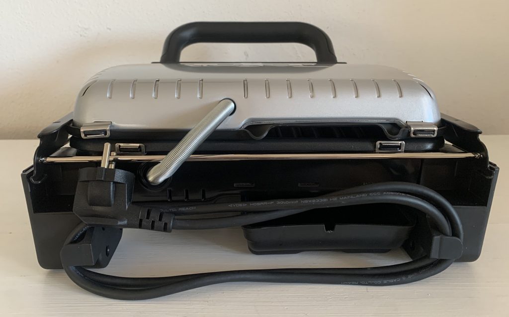 Tefal GC3050 2-in-1-Kontaktgrill von hinten mit aufgewickeltem Kabel