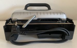 Tefal GC3050 2-in-1-Kontaktgrill von hinten mit aufgewickeltem Kabel