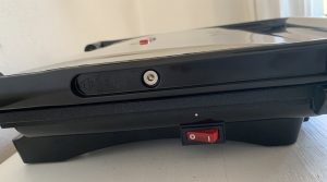 Tefal Inicio GC241D Kontaktgrill Nahaufnahme Ein- und Ausschalter