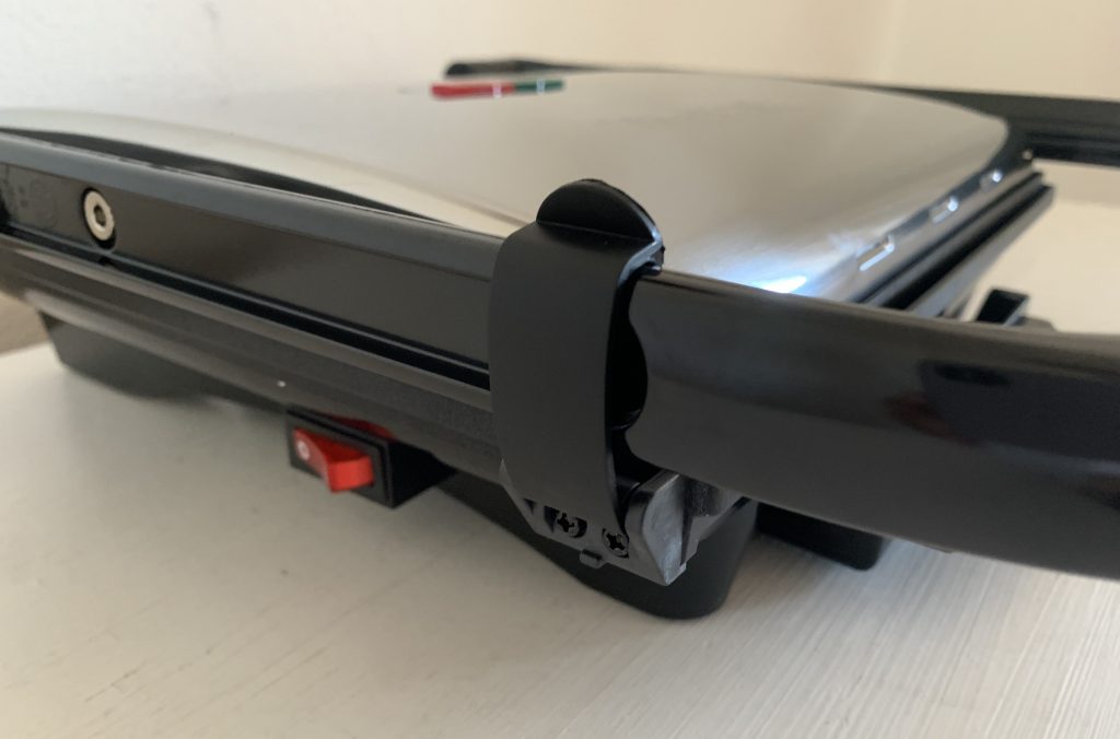 Tefal Inicio GC241D Kontaktgrill Nahaufnahme Griffverriegelung
