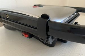 Tefal Inicio GC241D Kontaktgrill Nahaufnahme Griffverriegelung