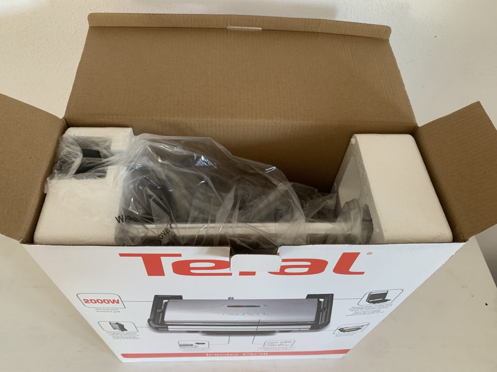 Tefal Inicio GC241D Kontaktgrill im geöffneten Karton von oben