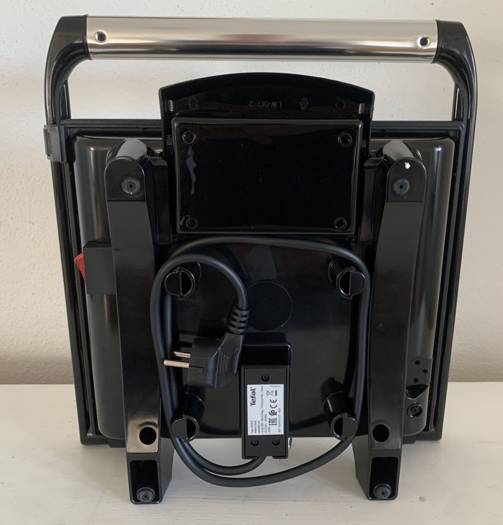Tefal Inicio GC241D Kontaktgrill von unten mit aufgewickeltem Kabel