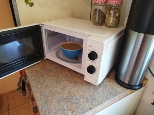Toshiba-MM2-MM20PF-Mikrowelle-in-der-Kueche-mit-geoeffneter-Tuer