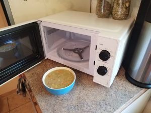 Toshiba-MM2-MM20PF-Mikrowelle-in-der-Kueche-mit-geoeffneter-Tuer-v2