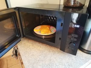 Toshiba-MV-AM20T-Mikrowelle-in-der-Kueche-mit-geoeffneter-Tuer