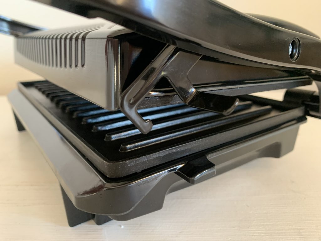 Tristar GR-2846 Kontaktgrill Nahaufnahme Griffverriegelung