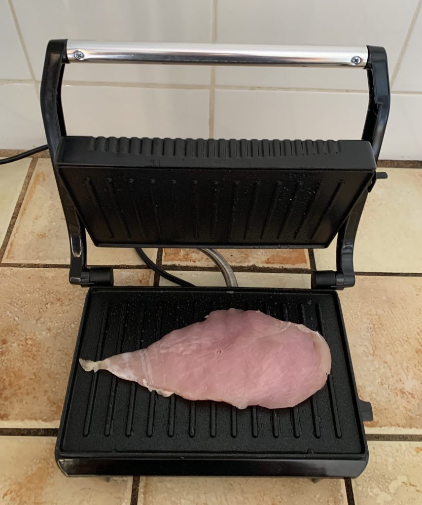 Tristar GR-2846 Kontaktgrill Vorbereitung zum Grillen von Huhn