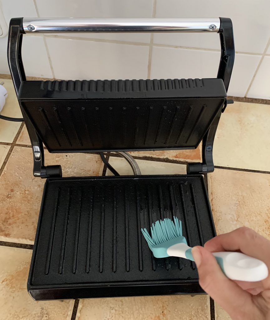Tristar GR-2846 Kontaktgrill beim Einfetten der Grillplatten