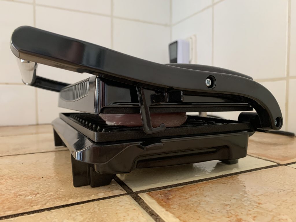Tristar GR-2846 Kontaktgrill mit eingelegtem Grillgut von der Seite