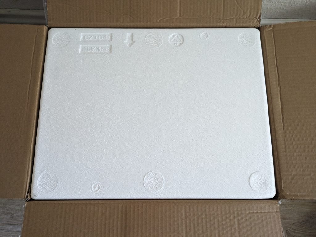 Verpackung der Bauknecht MWK 201 B Mikrowelle geöffnet