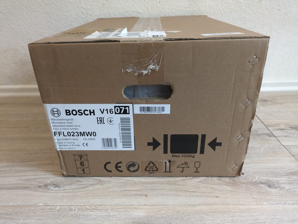 Verpackung der Bosch FFL023MW0 Serie 2 Mikrowelle von links
