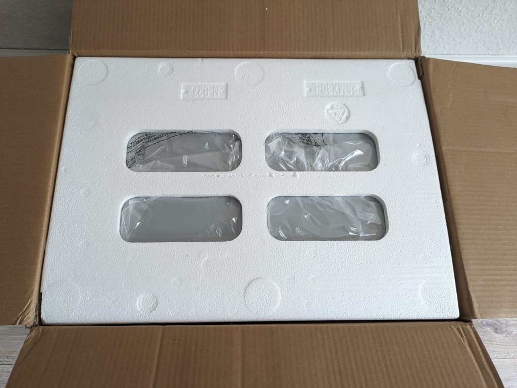 Verpackung der Cecotec Microondas ProClean 3050 Mikrowelle, geöffnet