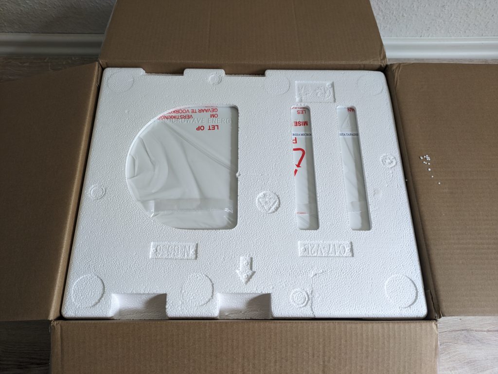 Verpackung der Orbegozo MI 2115 Mikrowelle, geöffnet