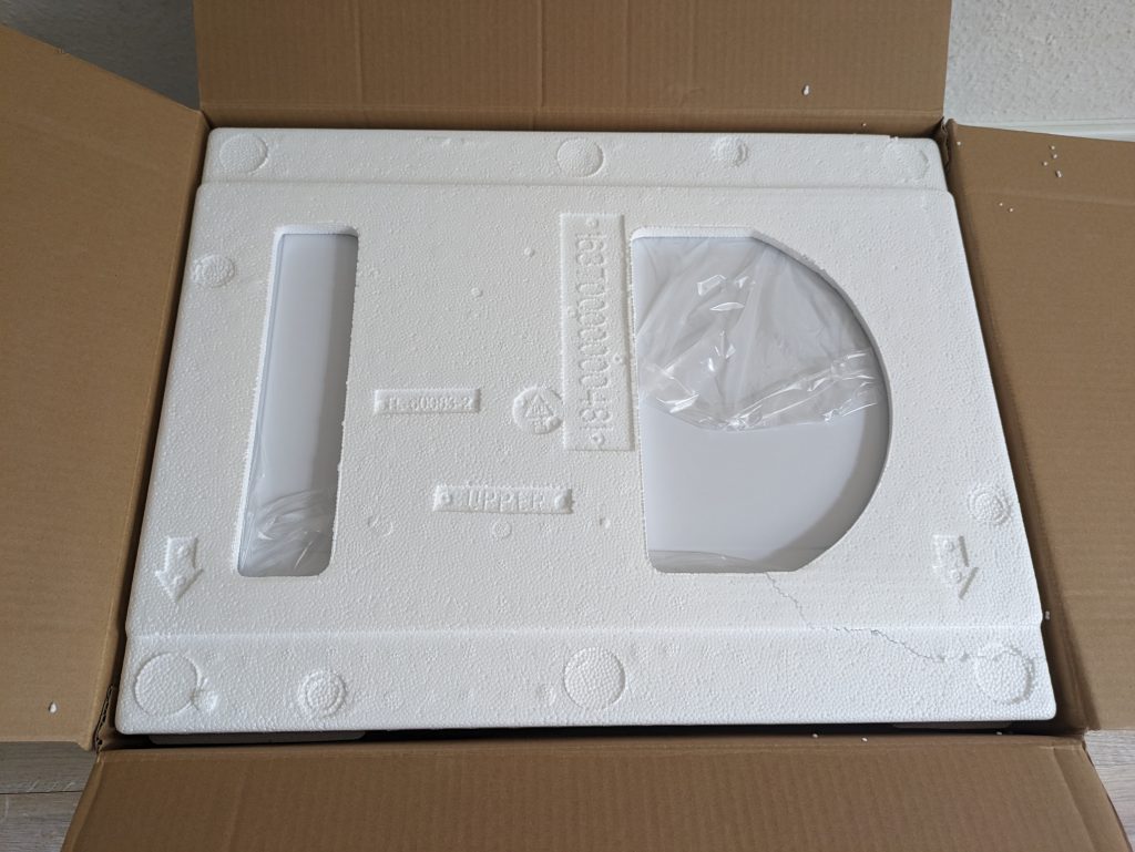 Verpackung der Panasonic NN-E20JWMEPG Mikrowelle, geöffnet