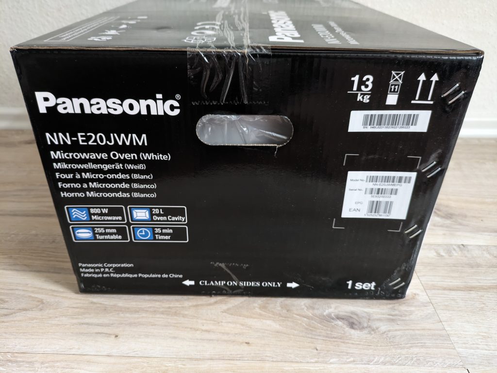 Verpackung der Panasonic NN-E20JWMEPG Mikrowelle von links