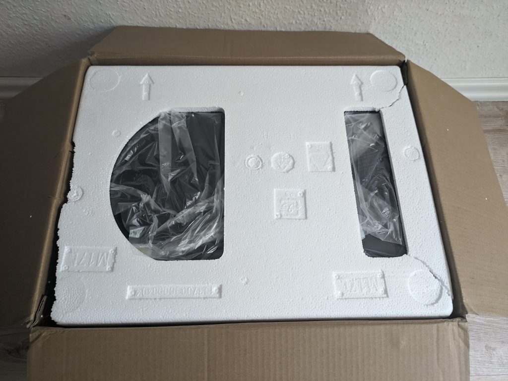 Verpackung der Sharp R642BKW Mikrowelle, geöffnet