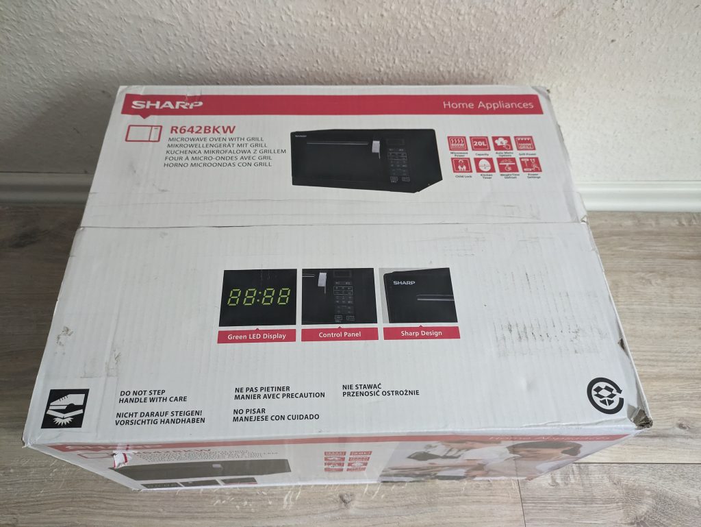 Verpackung der Sharp R642BKW Mikrowelle von oben