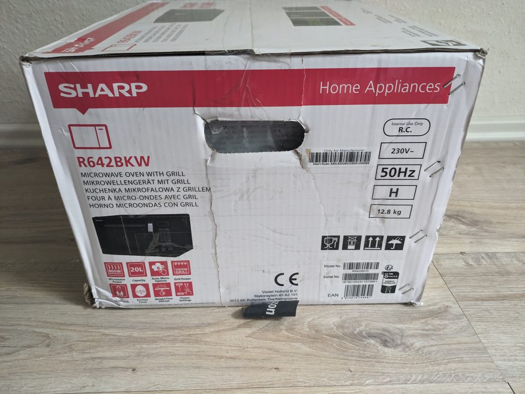 Verpackung der Sharp R642BKW Mikrowelle von rechts
