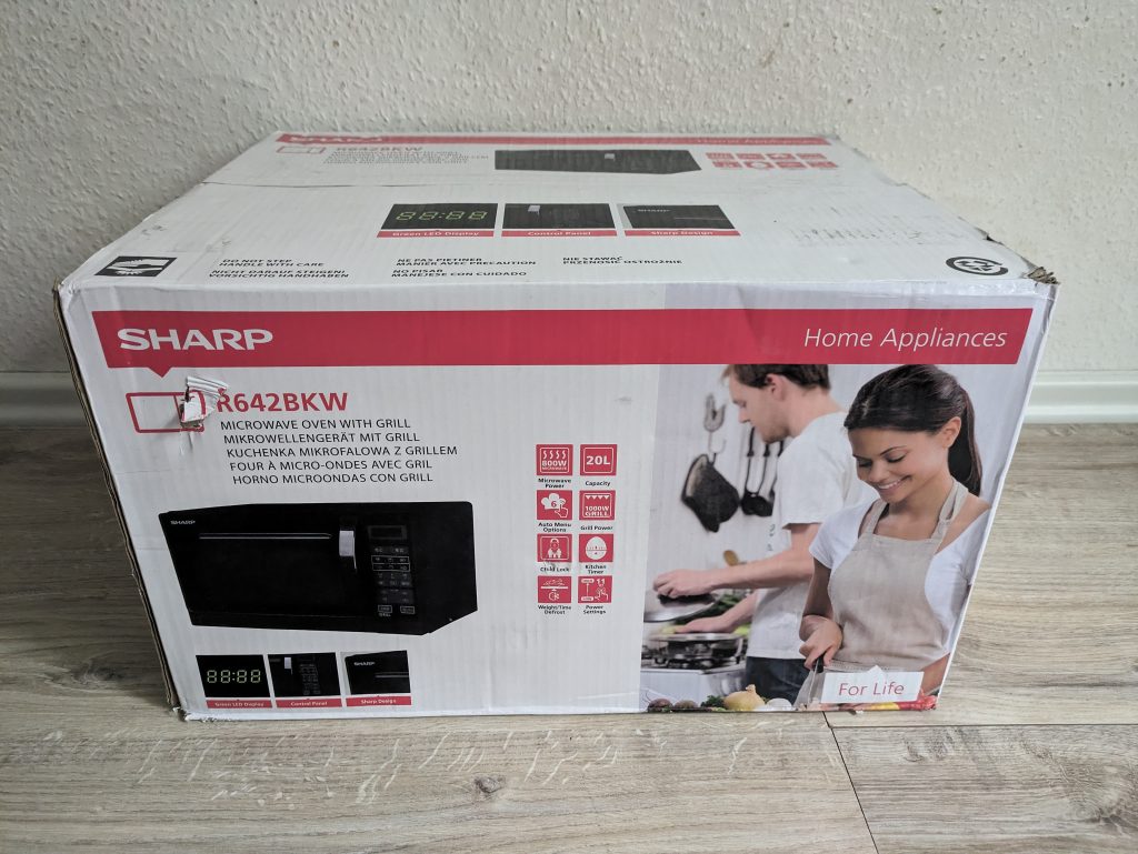 Verpackung der Sharp R642BKW Mikrowelle von vorne