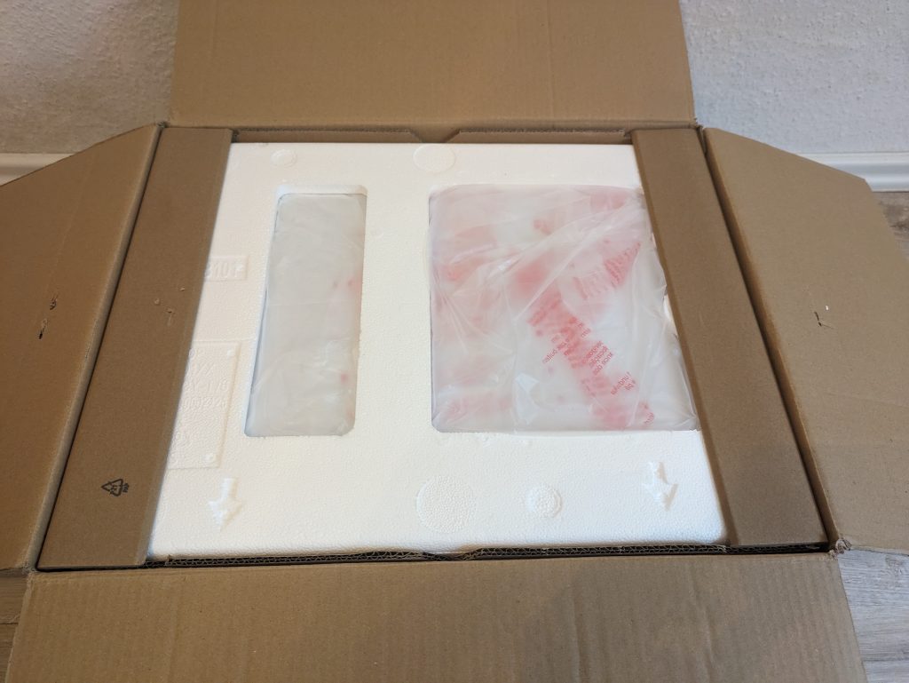 Verpackung der Siemens FF023LMW0 iQ300 Mikrowelle geöffnet