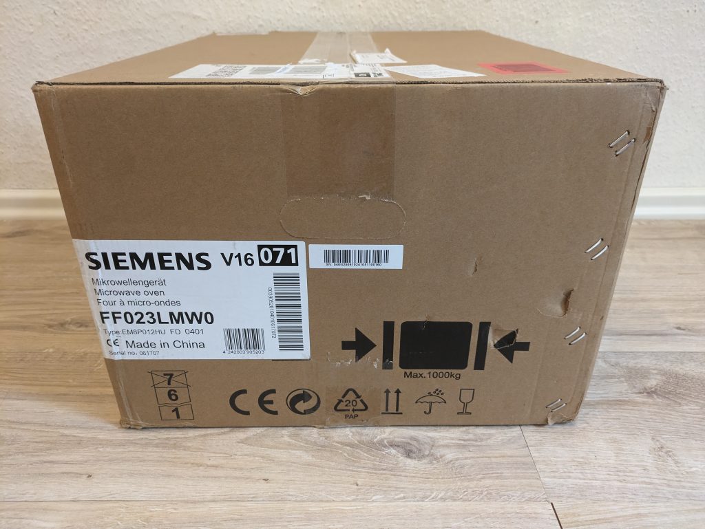 Verpackung der Siemens FF023LMW0 iQ300 Mikrowelle von der Seite