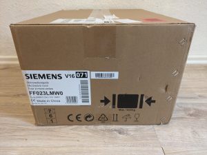 Verpackung der Siemens FF023LMW0 iQ300 Mikrowelle von der Seite
